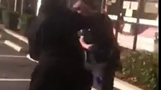 Un jeune black déclenche une bagarre avec deux policiers