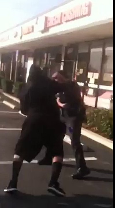 Un jeune black déclenche une bagarre avec deux policiers