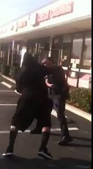 Un jeune black déclenche une bagarre avec deux policiers