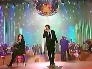 Fanny Ardant et Bruel dans les Enfoirés, pour la chanson "Laisse mes mains sur tes hanches"