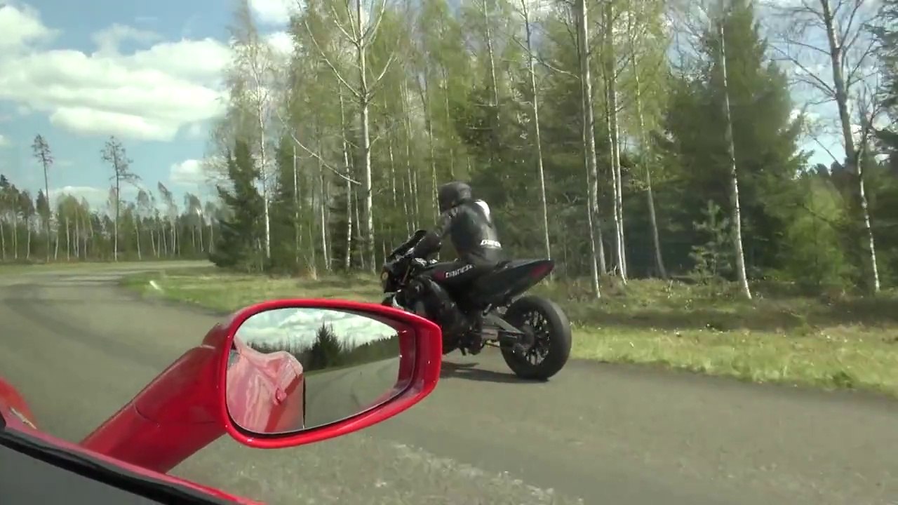 Course entre une Ferrari 458 Italia et une Suzuki Hayabusa Turbo 298 WHP : voiture VS Moto