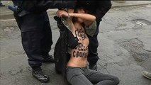 Carlton: trois Femen accueillent DSK aux cris de 