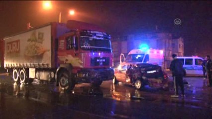 Tır, Kırmızı Işıkta Duran Otomobile Çarptı