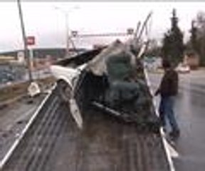 Elektrik direğine çarptı ortadan ikiye ayrıldı