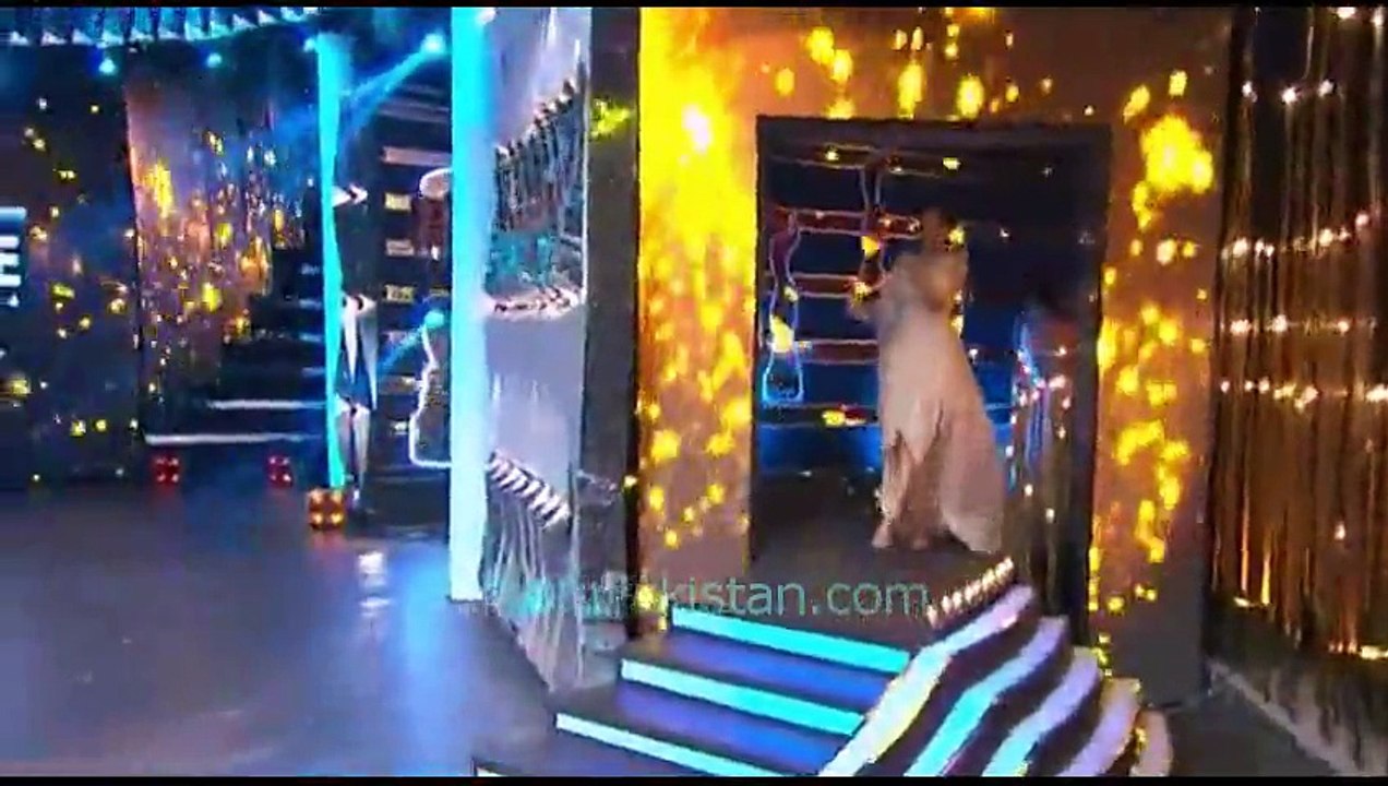 Fawad Khan Gets Emotional After Receiving Filmfare Award for Best Actor Male Deb