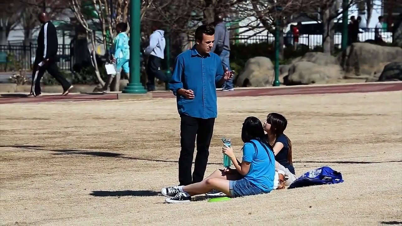 Il demande aux filles pourquoi elles ne sont pas à la cuisine