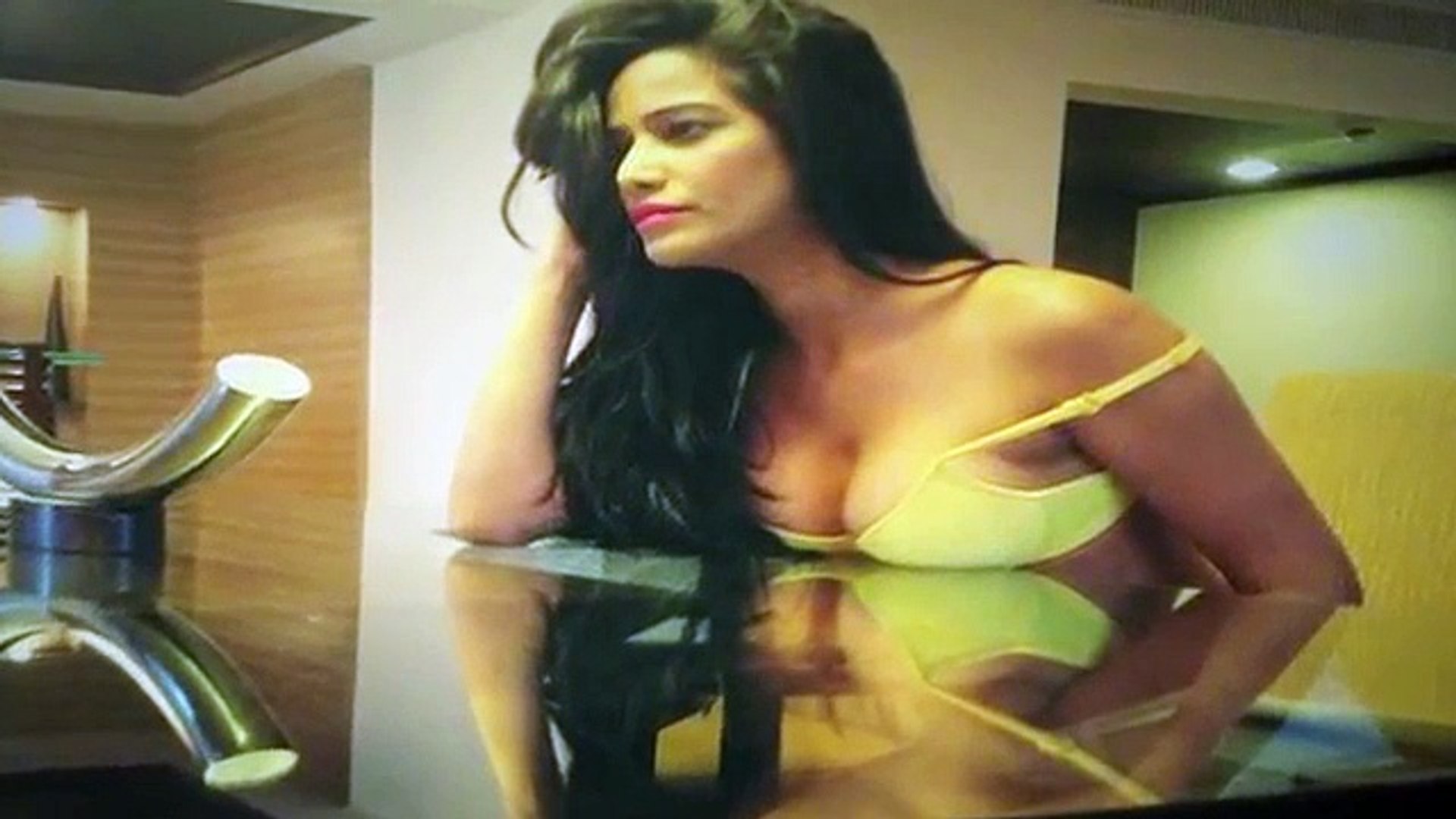 Poonam Pandey Hot Bra Contest.mp4 - video Dailymotion