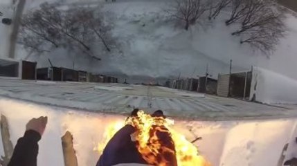 Kendini Ateşe Verip Metrelerce Yüksekten Atladı!