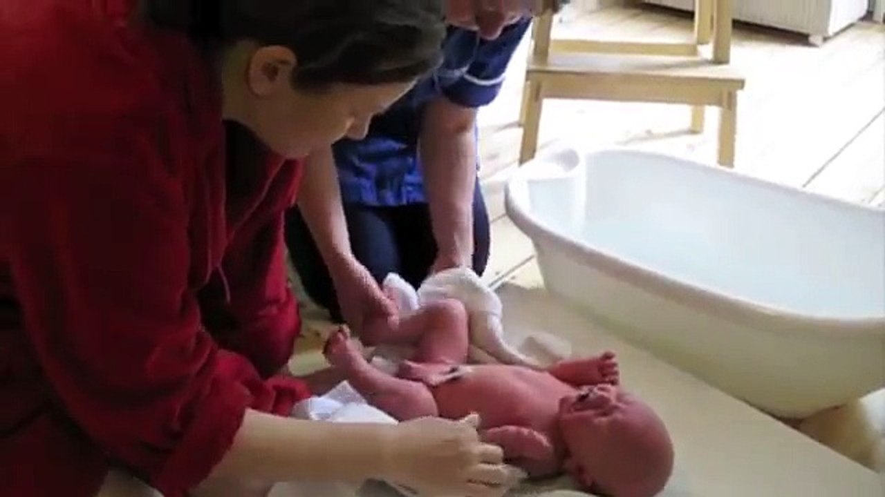 Baby BATH bathing newborn baby How to bathe a newborn baby - an expert Midwife tutorial