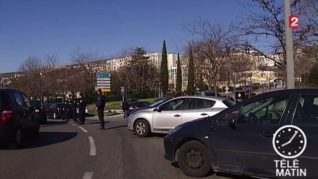 Manuel Valls poursuit son déplacement à Marseille