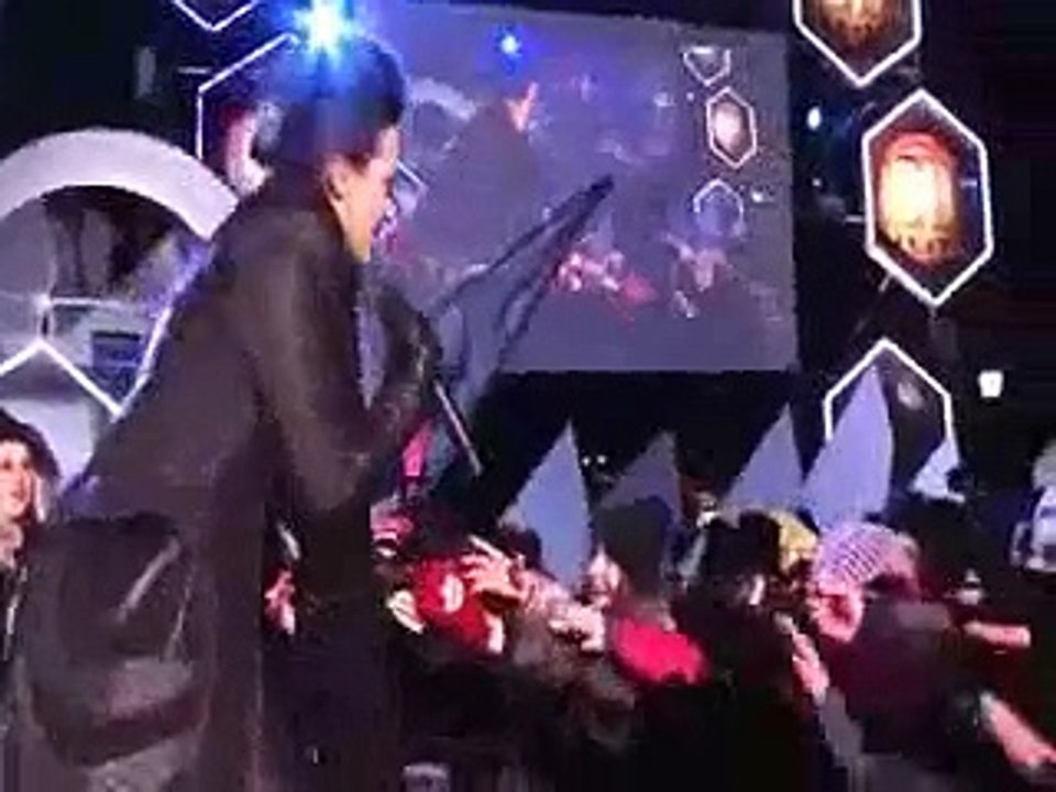 Demi_Lovato_-_Niagara_falls_full
