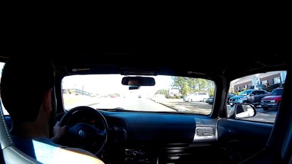 Une dashcam filme le déclenchement des airbags d'une Honda S2000 pendant une collision