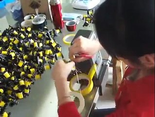 Cette chinoise bosse plus vite qu'un robot.