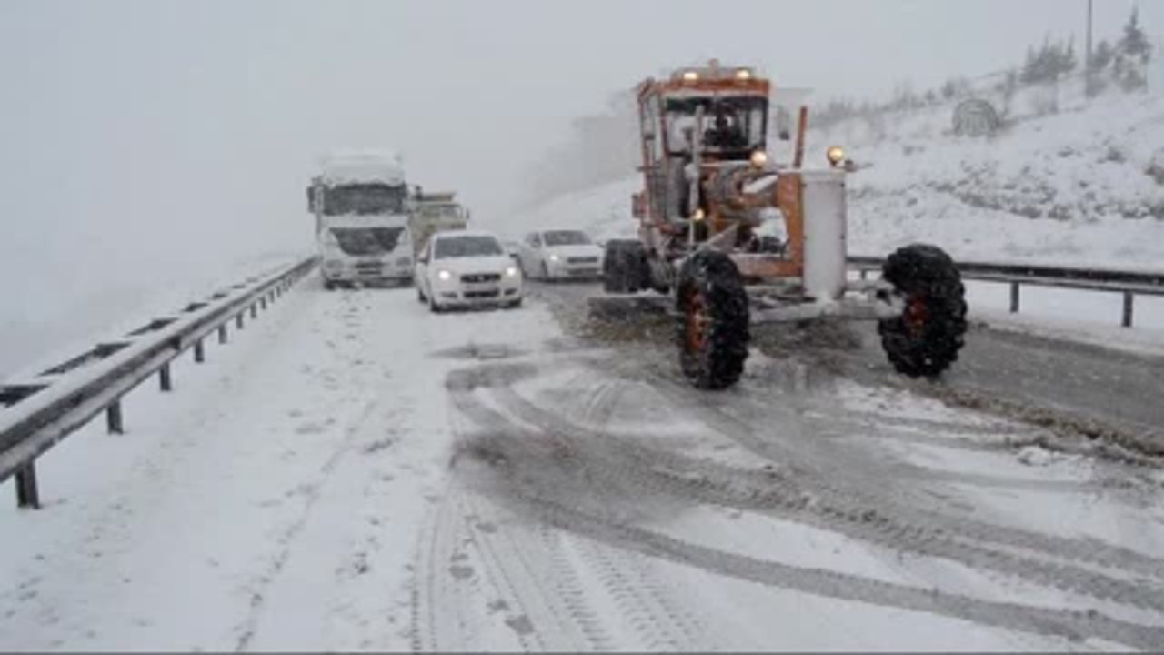 Yoğun Kar Yağışı İzmir-Ankara Karayolunda Ulaşımı Aksatıyor