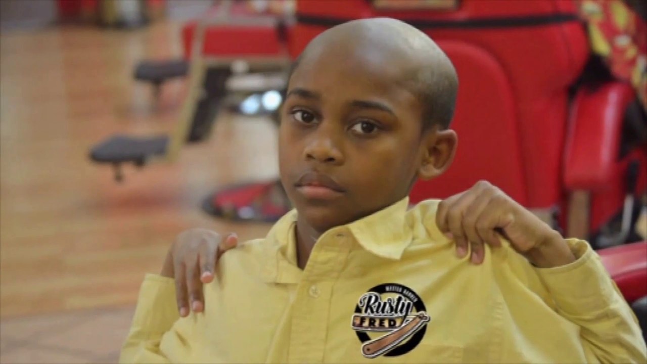 Ce coiffeur punit les enfants en leur infligeant une calvitie de petit vieux !