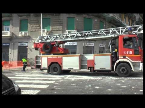 Napoli - Maltempo, neve e raffiche di vento. Crolla cornicione sul Lungomare (09.02.15)