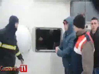 Yolcu otobüsü devrildi, yaralılar böyle çıkartıldı