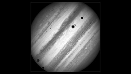 Trois lunes de Jupiter dans l'objectif de Hubble, un événement rare