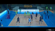Gros block de Philippe Tuitoga sur Ivan Raic - Volley