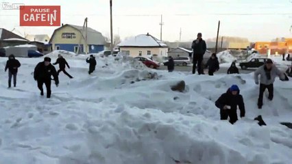 Ce Russe s'immole et se jette du toit du batiment !