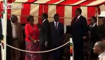 Zimbabwe's President Robert Mugabe Falls Down from Steps - Video Dailymotion