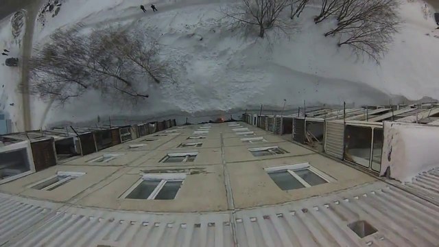 En Russie, un homme en feu saute d'un immeuble