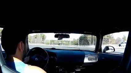 Une dashcam filme le déclenchement des airbags d'une Honda S2000 pendant une collision