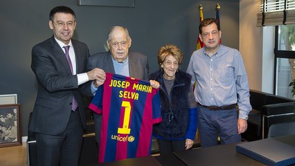 El president del FC Barcelona, Josep Maria Bartomeu, rep el soci més antic