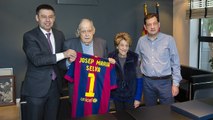 El presidente del FC Barcelona, Josep Maria Bartomeu, recibe al socio más antiguo