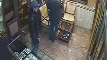 شاهد ماذا حدث للص حاول سرقة مصارع قديم بمحل دهب