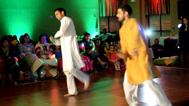 Best Bhangra - Bollywood Mehndi Dance [Iqra Umer Wedding]_2