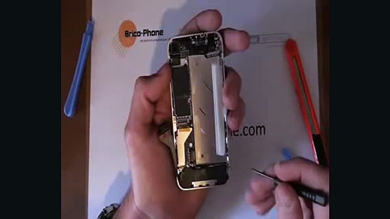Changement ecran lcd + vitre iphone 4 .wmv