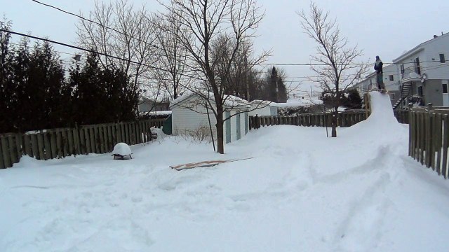 Mon petit move de la semaine! 270 in backside boardslide..Le gars est fier lol!