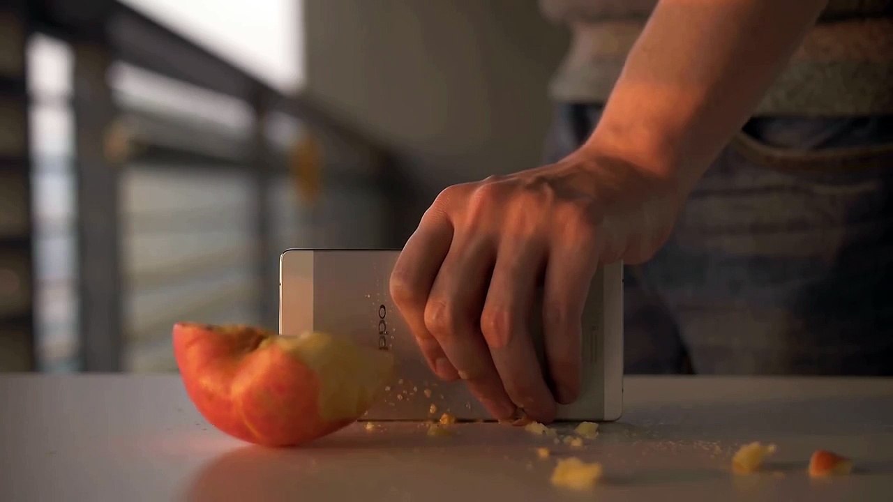 Oppo R5 dùng để đóng đinh