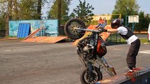 Awesome Stunts   Move On The Bike