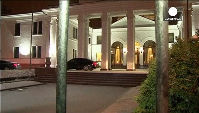 Peace talks in Minsk get underway as fighting in Ukraine continues