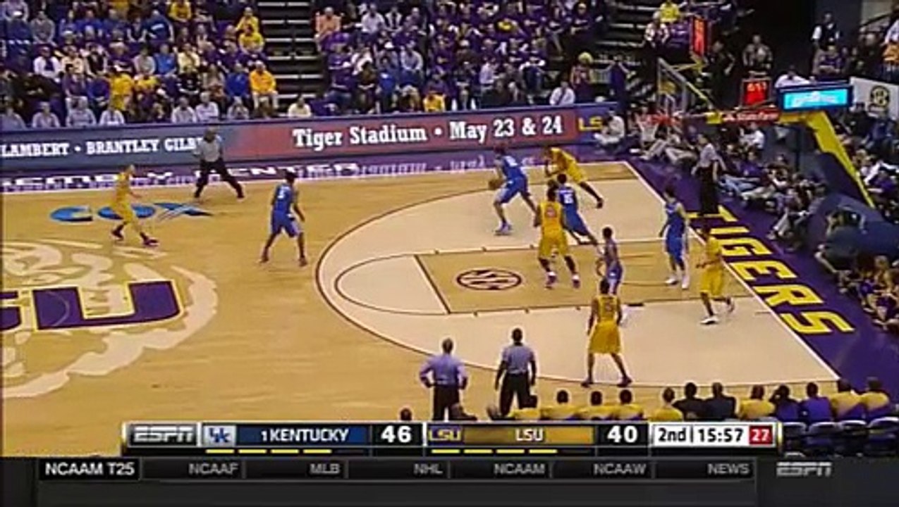 il se vautre misérablement et laisse le champ libre à Willie Cauley-Stein pour le alley-oop