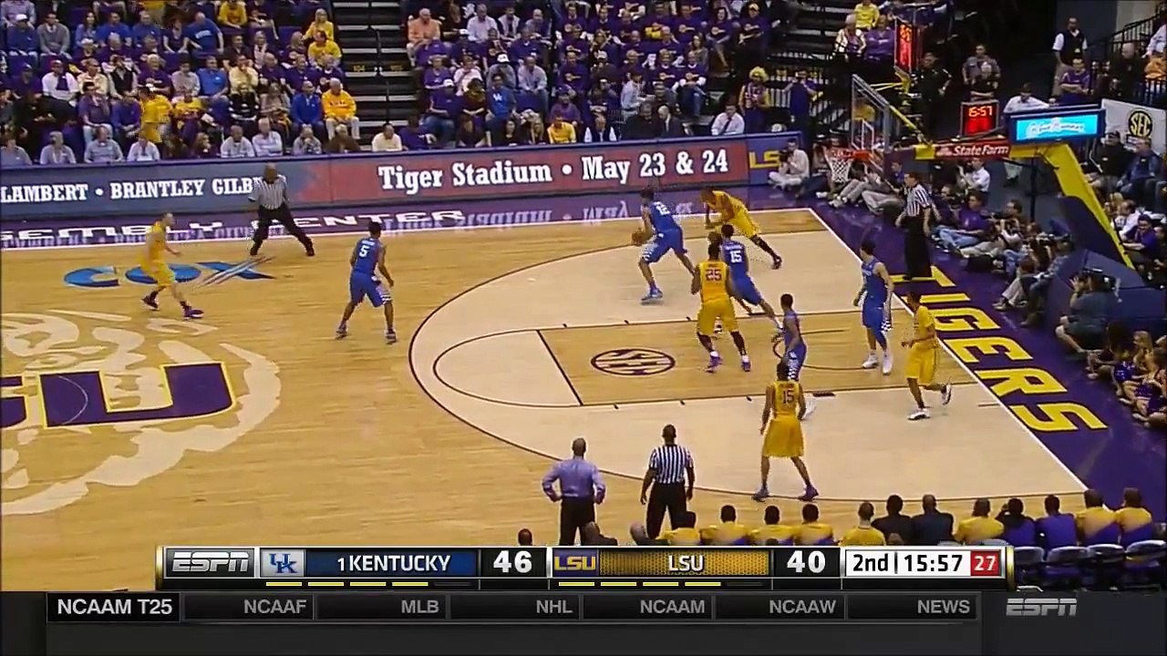 il se vautre misérablement et laisse le champ libre à Willie Cauley-Stein pour le alley-oop