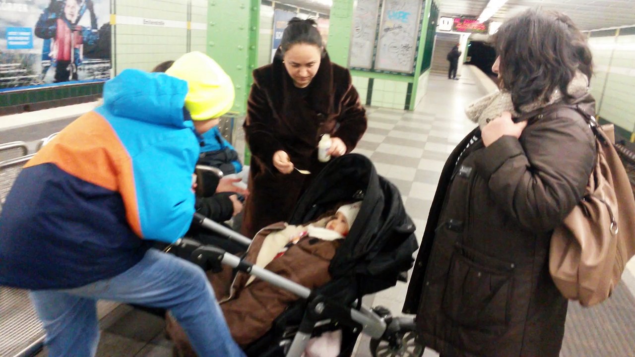 Zeynep Betül Hamburg metrosunda mama yiyo 20150129