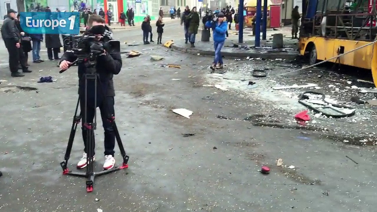 EXCLU - Les images de la gare routière bombardée à Donetsk en Ukraine