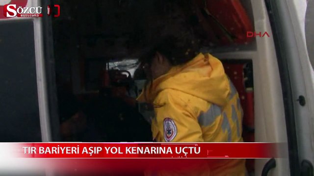 Tır bariyeri aşıp yol kenarına uçtu