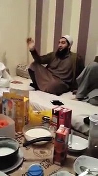 Maulana Tariq Jameel Enjoying Very Funny Jokes By His Friends, Interesting Video