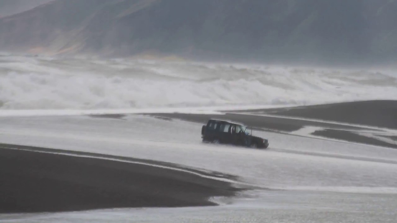 Un 4x4 emporté par les forts courants du Lac Ferry en Nouvelle-Zélande
