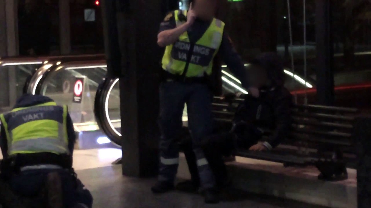 Un policier suédois très violent frappe la tête d'un ados au sol