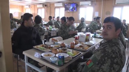 Afganistan'daki Türk Birliğinden Öğrencilere Yemek