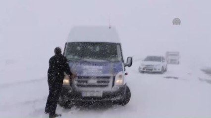 Kurubaş Geçidi'nde Ulaşım Zorlukla Sağlanıyor