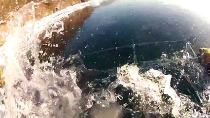 Un russe tente de skier sur un lac gelé (et va le regretter)