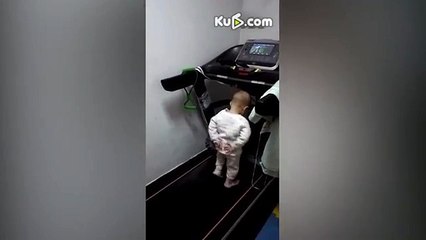 رضيع صيني "يحترف" الركض على آلة الجري