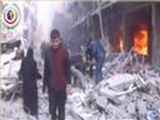 إجلاء القتلى والجرحى بعد الغارات في مدينة دوما