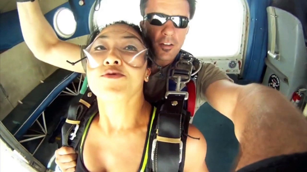 Deux parachutistes frôlés par leur propre avion